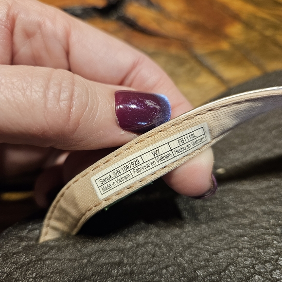 Sanuk Women's Flip Flops with Metallic Gold Size 7 - Picture 3 of 3